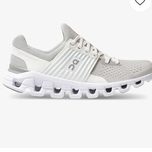 On Running Cloudswift in light grey